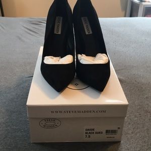 Black Steve Madden pumps!